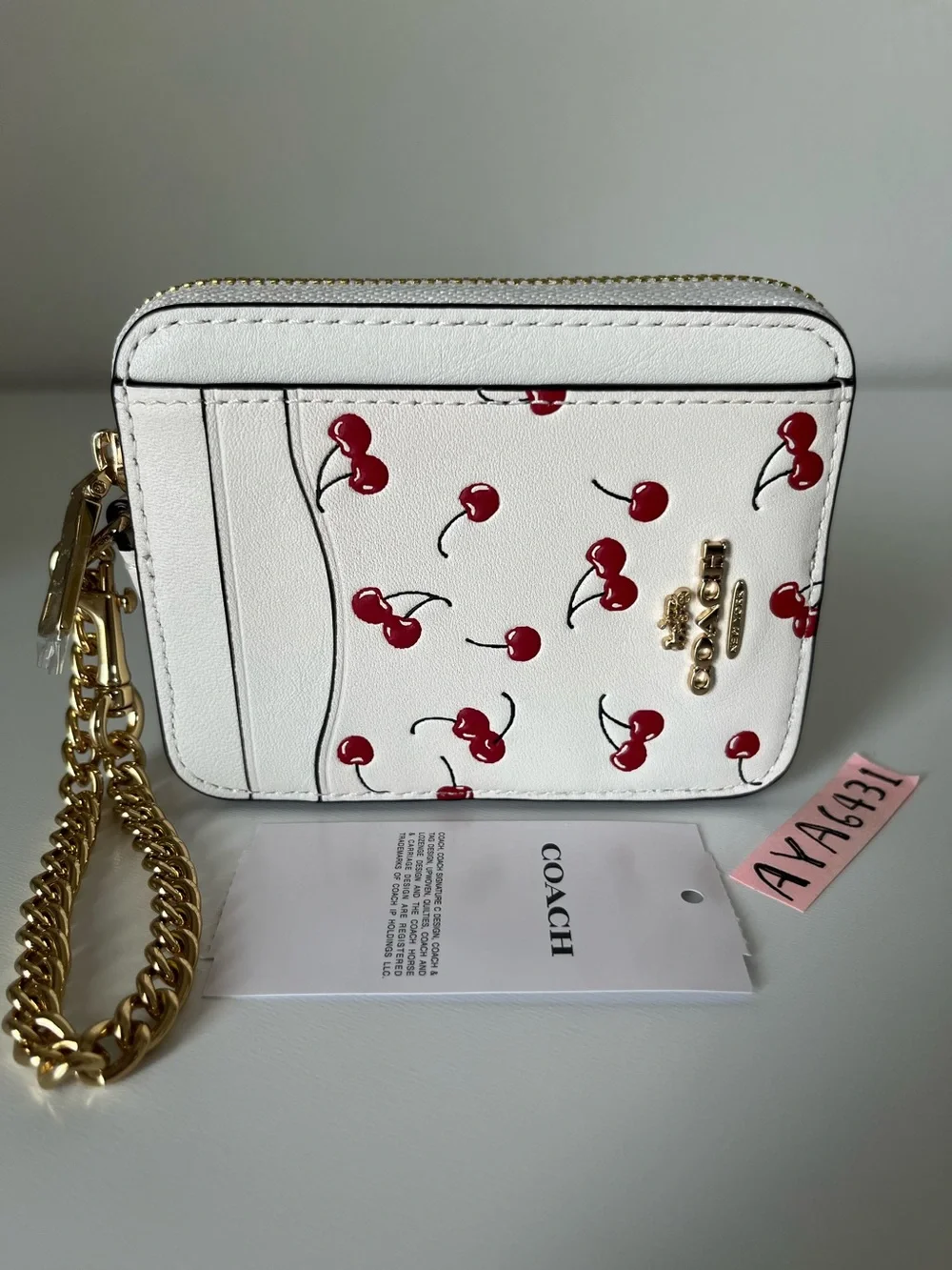 Coach Zip Card Case With  Cherry Print🎈🎈
